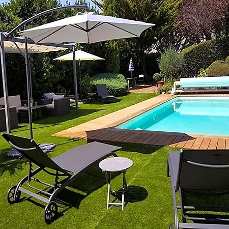 D'hotes Maison La Porte Rouge Bed & Breakfast 4*