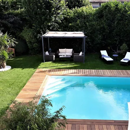 Maison La Porte Rouge Bed & Breakfast 3*