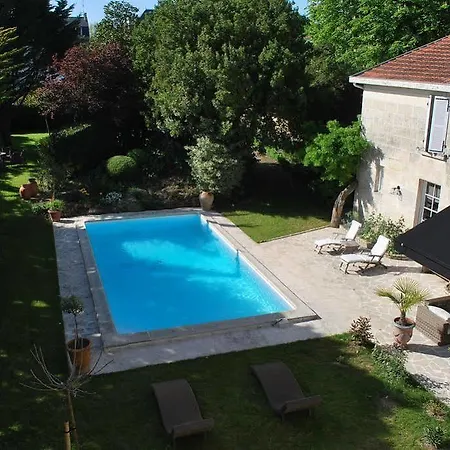 D'hotes Maison La Porte Rouge Bed & Breakfast 4*