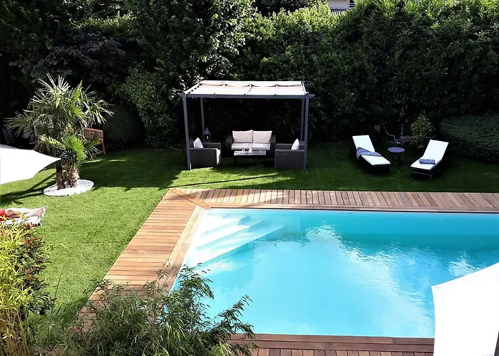 Maison La Porte Rouge Bed & Breakfast 4*