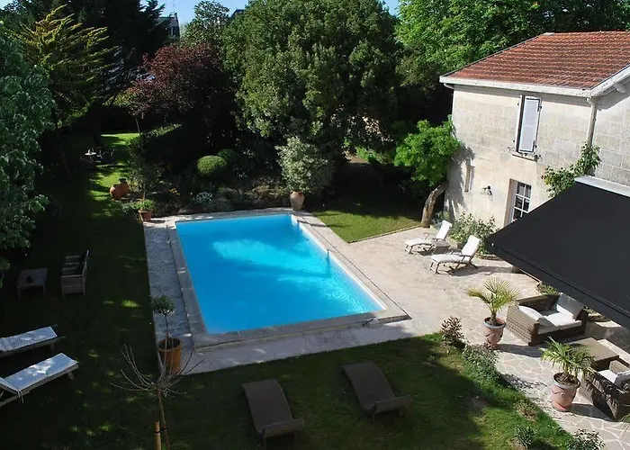 Maison La Porte Rouge Bed & Breakfast 4*